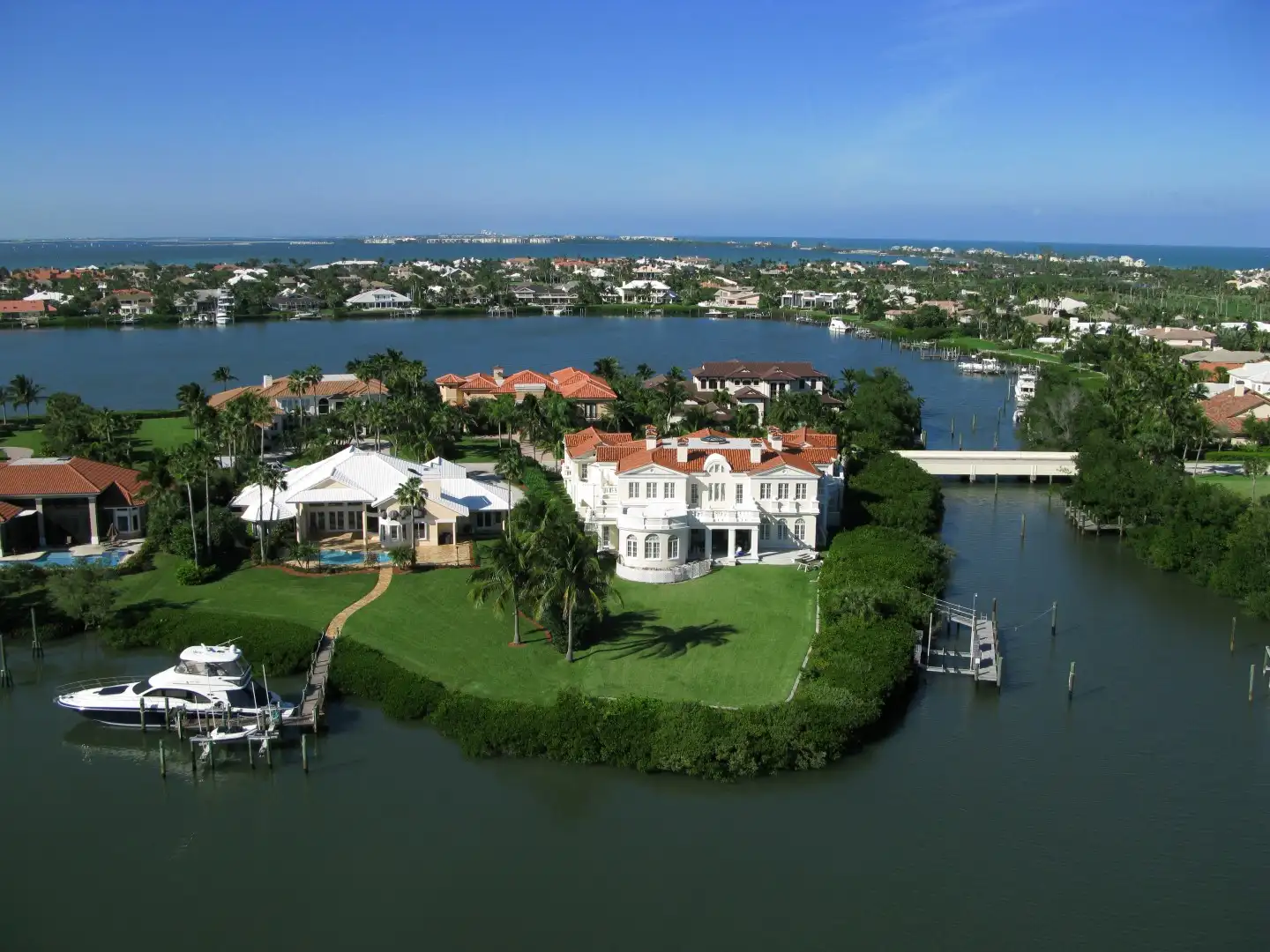 Read more about the article Stuart & Jupiter’s Premier Waterfront Custom Home Builders: Crafting Resilient Luxury Estates